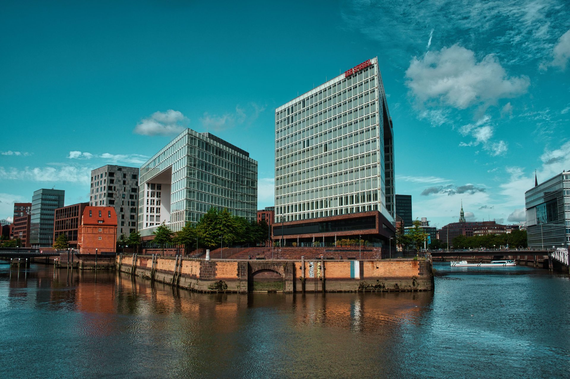 Atemberaubender Blick auf Hamburgs moderne Gebäude an der Elbe, die urbane Architektur zur Geltung bringen.