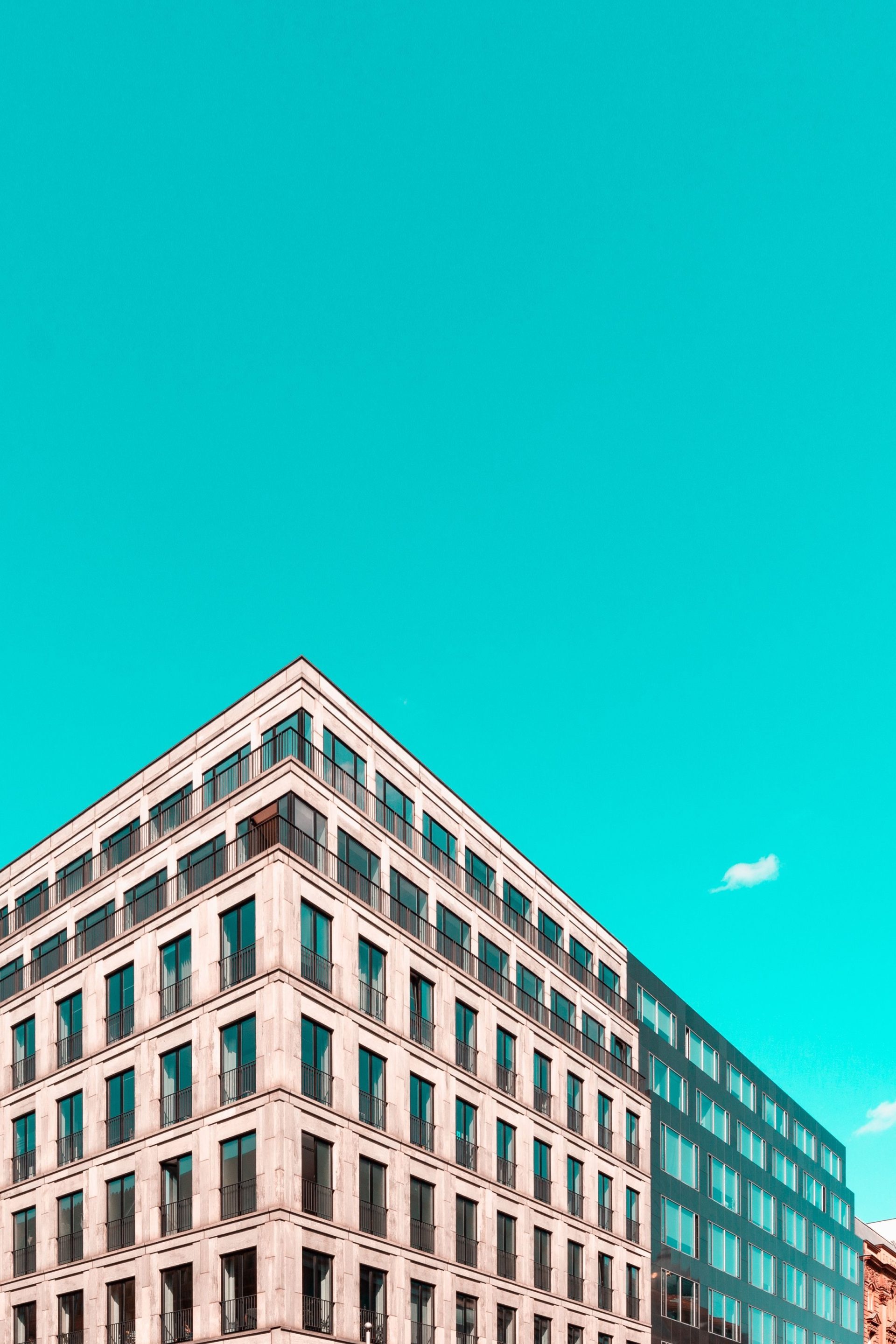 Eine moderne Gebäudefassade vor einem farbenprächtigen Himmel in der Berliner Innenstadt.