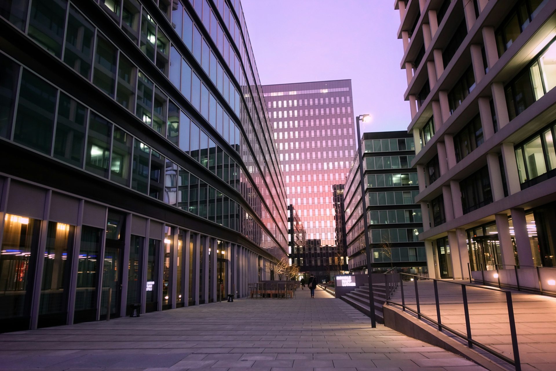 graues Gebäude, Straße
